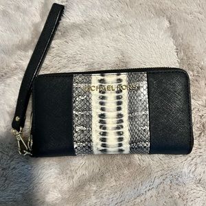 Michael kors wristlet